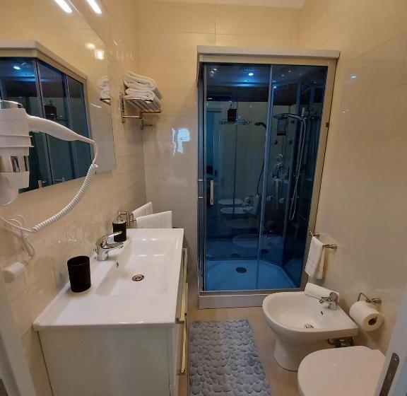 Standard Triple Room with Terrace, B&b   Over The Top   Affittacamere