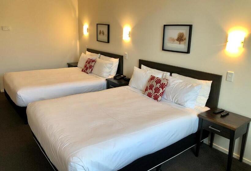 استودیوی استاندارد, Distinction New Plymouth