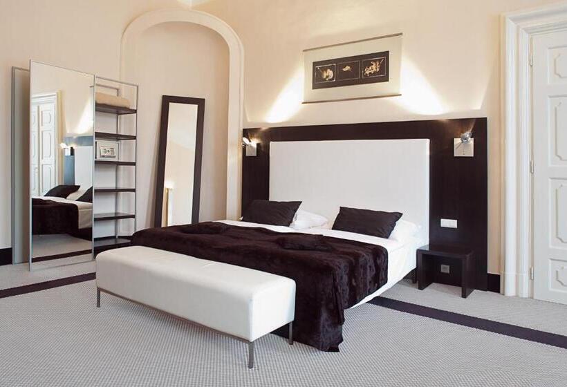 جناح جونيور, Old Town Square Residence By Emblem