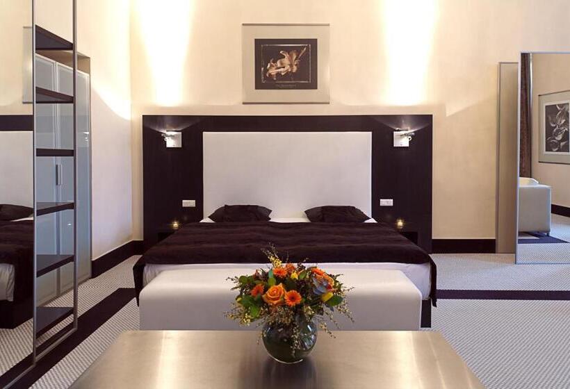 غرفة عائلية, Old Town Square Residence By Emblem