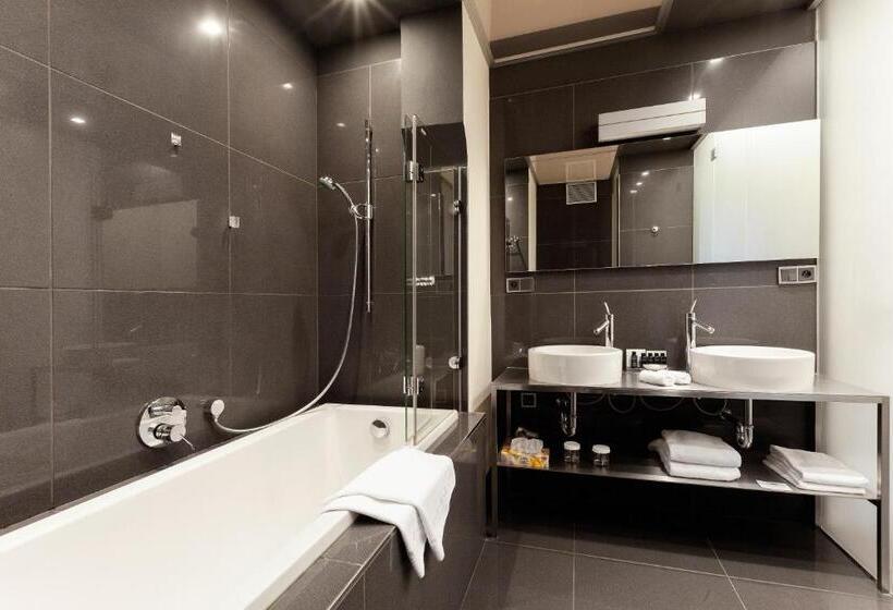 جناح تنفيذي مع بلكونة, Old Town Square Residence By Emblem