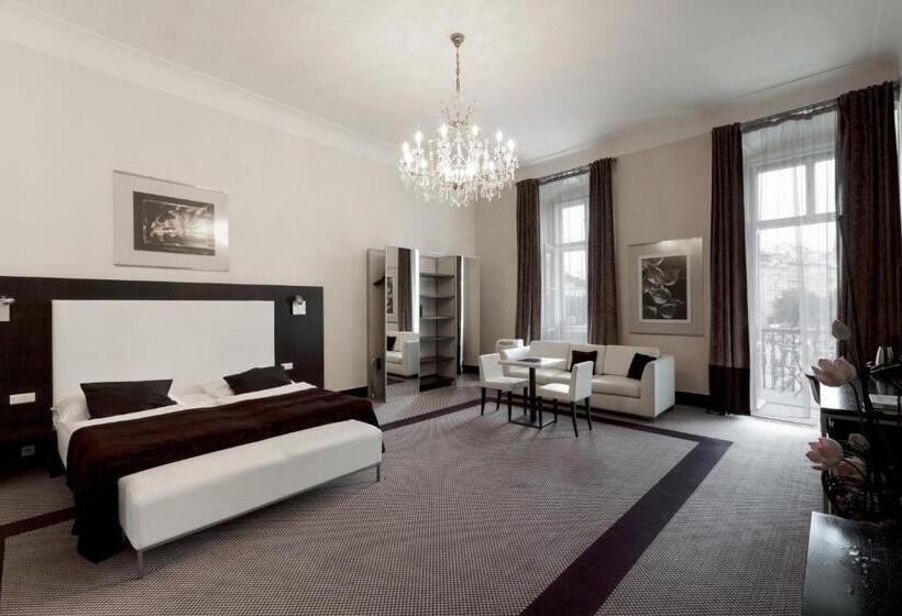 جناح تنفيذي مع بلكونة, Old Town Square Residence By Emblem