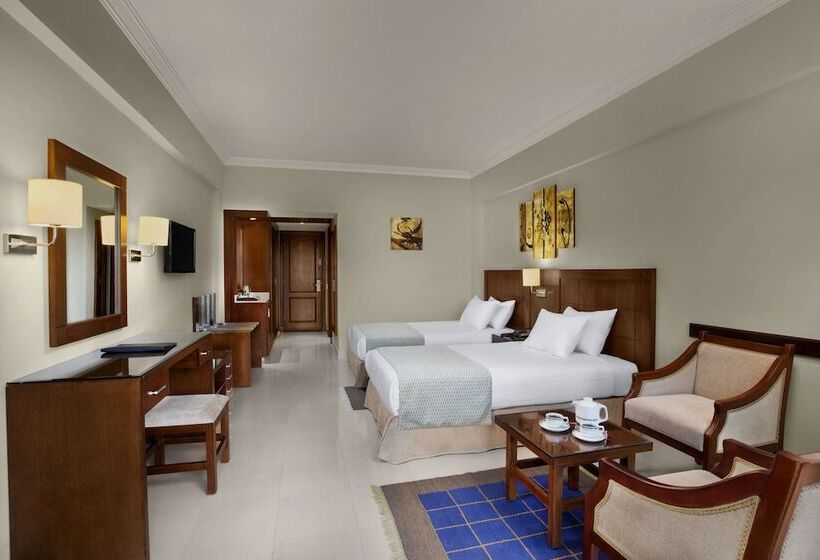 اتاق استاندارد با چشم‌انداز استخر, Sultan Gardens Resort