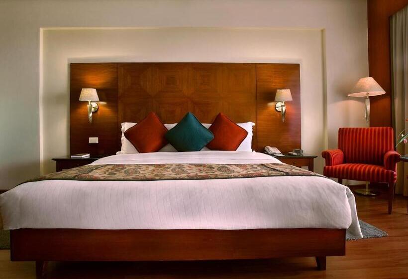 Club Room King Bed, The Lalit Mumbai
