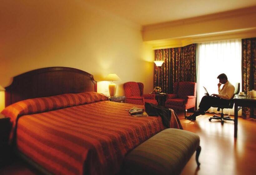 Club Room King Bed, The Lalit Mumbai