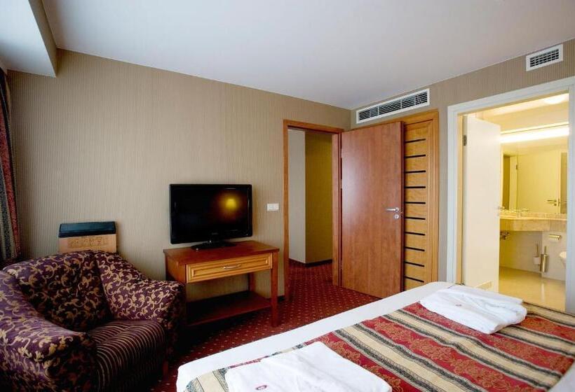 سوییت, Vilnius Park Plaza Hotel, Restaurant & Terrace, Panorama Bar, Conference & Banquet Center
