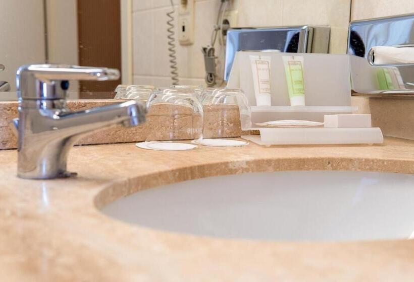 اتاق لوکس, Vilnius Park Plaza Hotel, Restaurant & Terrace, Panorama Bar, Conference & Banquet Center