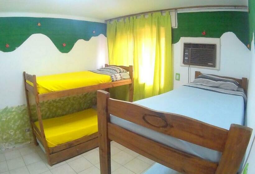 تختخواب در اتاق مشترک, San Juan Hostel