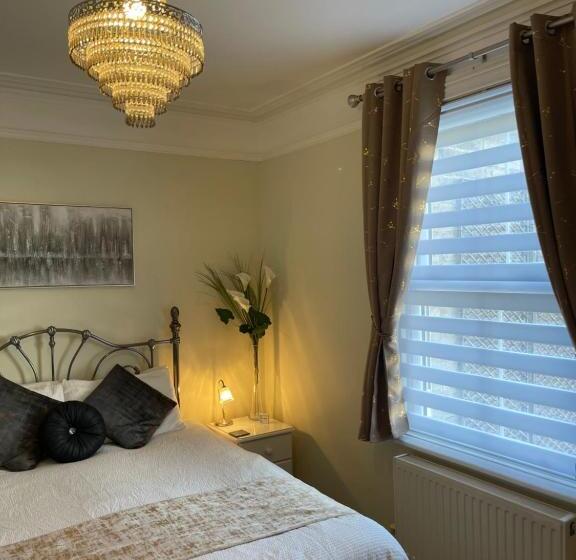 اتاق سوپریور با تخت بزرگ, Rivendell Guest House