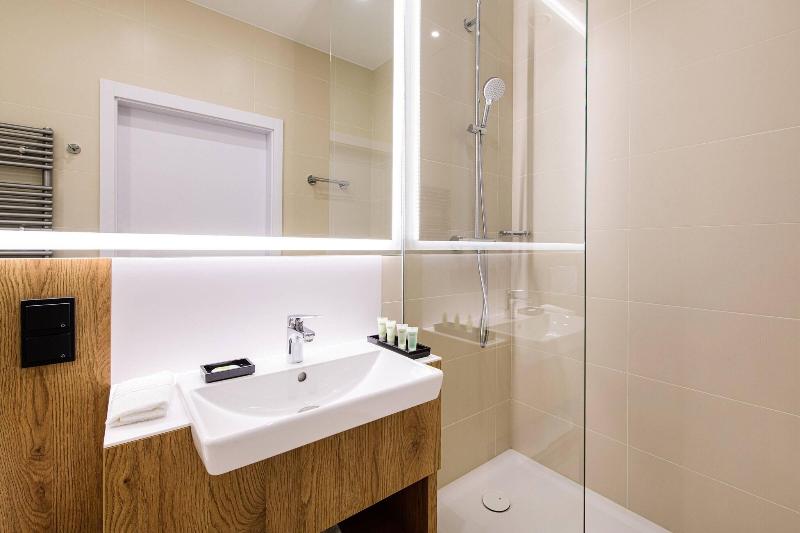 اتاق سوپریور با تخت بزرگ, Courtyard By Marriott Warsaw Airport