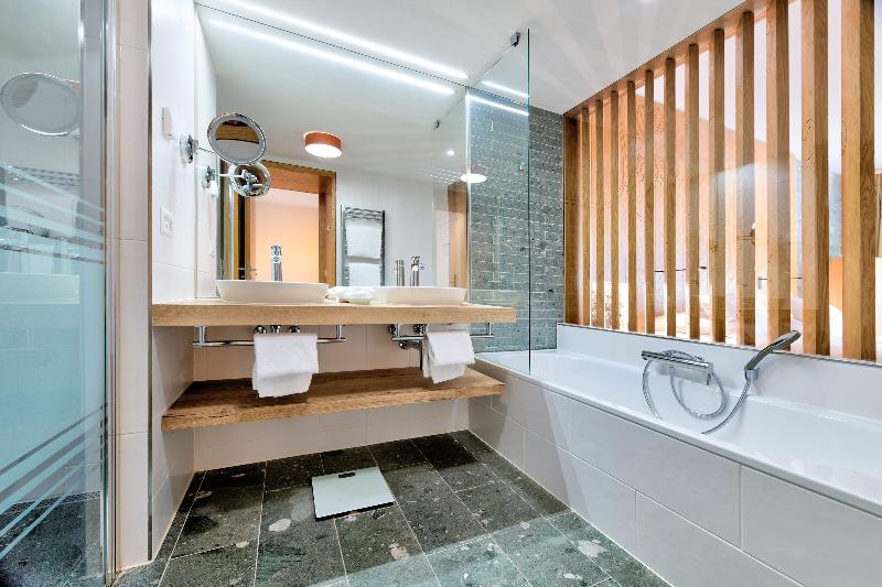 اتاق لوکس, Des Bains De Saillon