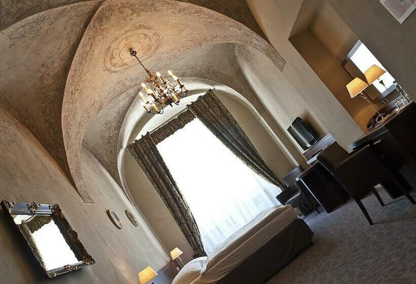 اتاق لوکس, Rezydent