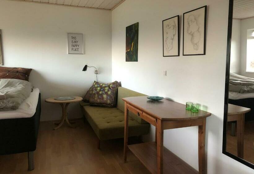 اتاق لوکس با چشم‌انداز دریا, Light & Spacious Home