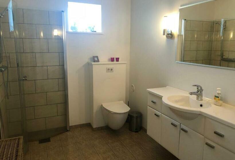 اتاق لوکس با چشم‌انداز دریا, Light & Spacious Home