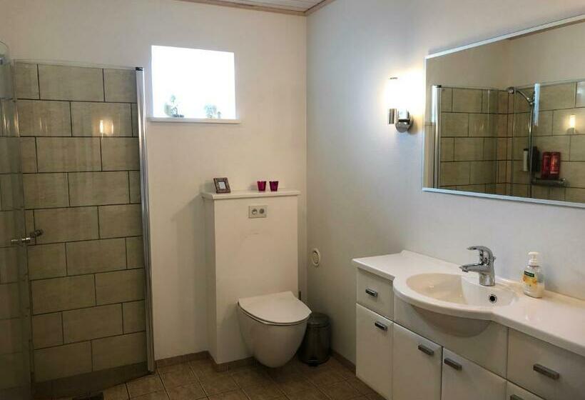 اتاق لوکس با چشم‌انداز دریا, Light & Spacious Home