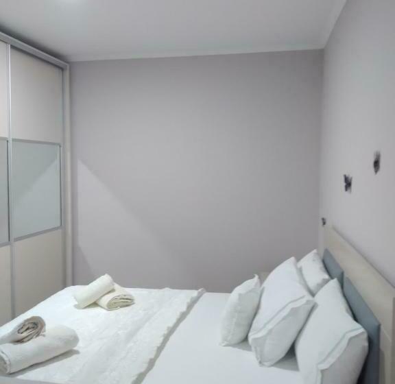 اتاق خانوادگی, Eleana's Apartament