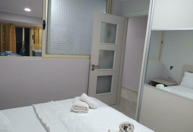 اتاق خانوادگی, Eleana's Apartament