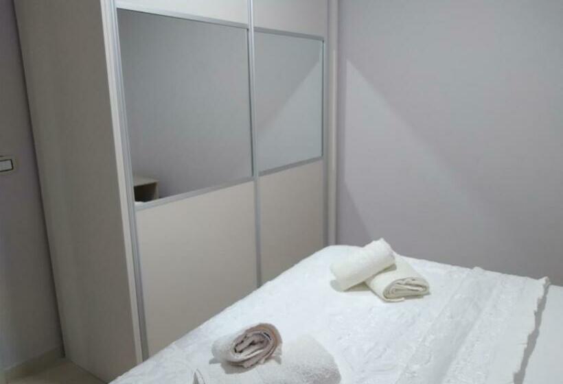 اتاق خانوادگی, Eleana's Apartament