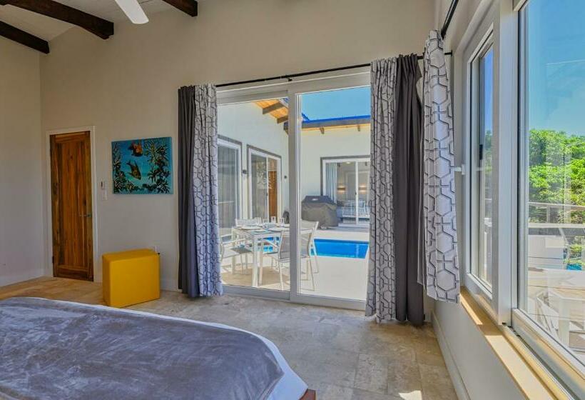 ویلای سوپریور 1 خوابه, Villa Topaz Above West Bay With 360 Degree Views!