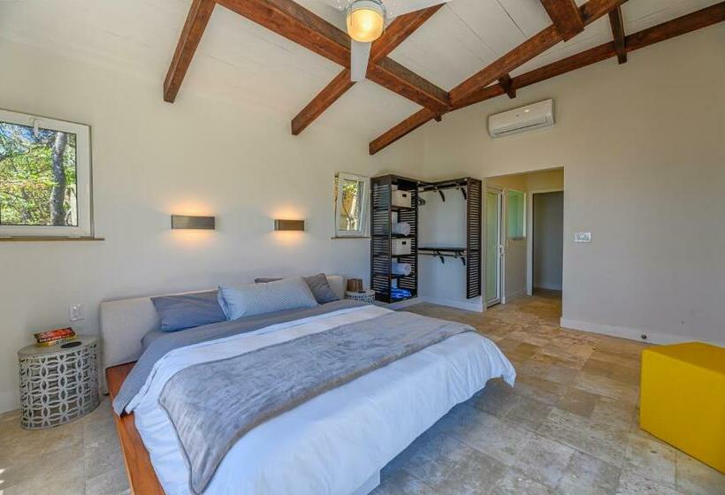 ویلای سوپریور 1 خوابه, Villa Topaz Above West Bay With 360 Degree Views!