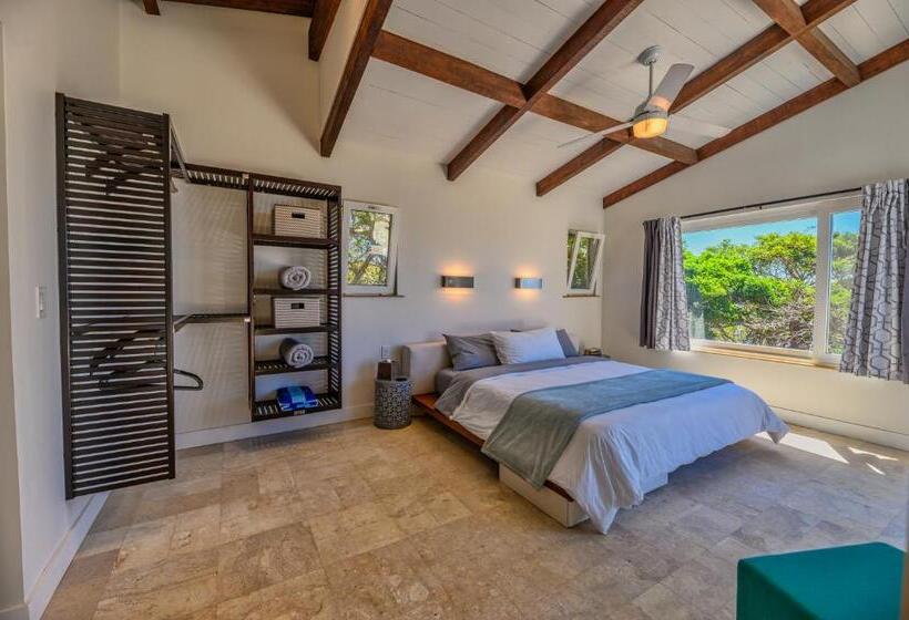 ویلای سوپریور 1 خوابه, Villa Topaz Above West Bay With 360 Degree Views!