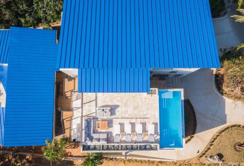 ویلای سوپریور 1 خوابه, Villa Topaz Above West Bay With 360 Degree Views!