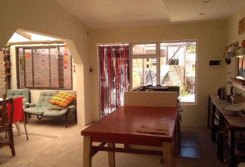 اتاق استاندارد با سرویس بهداشتی مشترک, Ruca Kiñe Hostel