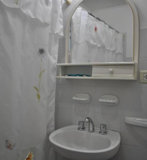 اتاق استاندارد با سرویس بهداشتی مشترک, Ruca Kiñe Hostel