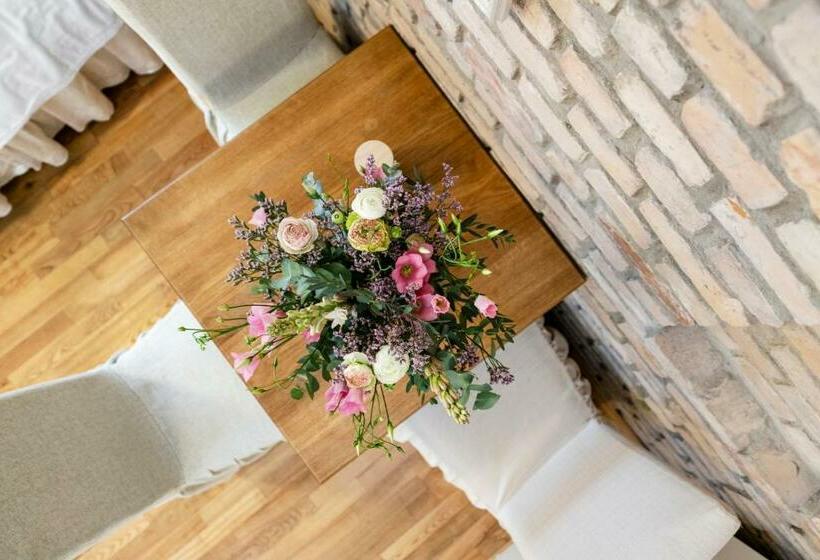 استودیوی لوکس, Stepono Apartments