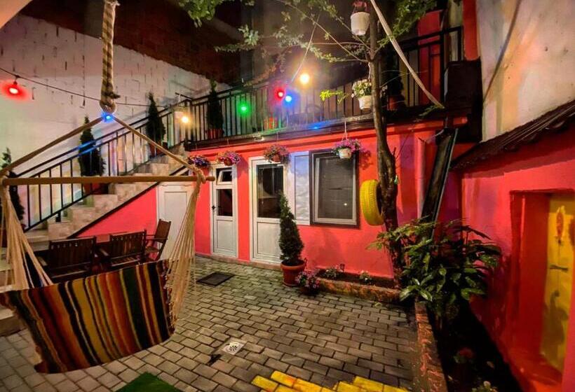 اتاق استاندارد سه تخته با چشم‌انداز باغ, Zani Hostel
