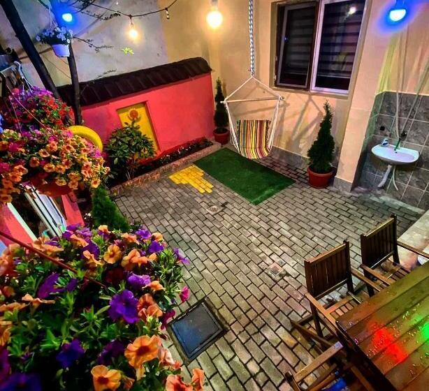 اتاق استاندارد سه تخته با چشم‌انداز باغ, Zani Hostel