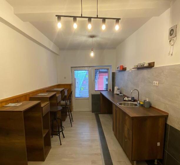 استودیو خانوادگی, Zani Hostel