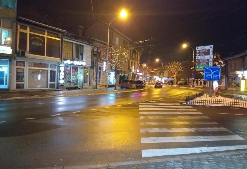 اتاق استاندارد سه تخته با چشم‌انداز باغ, Zani Hostel