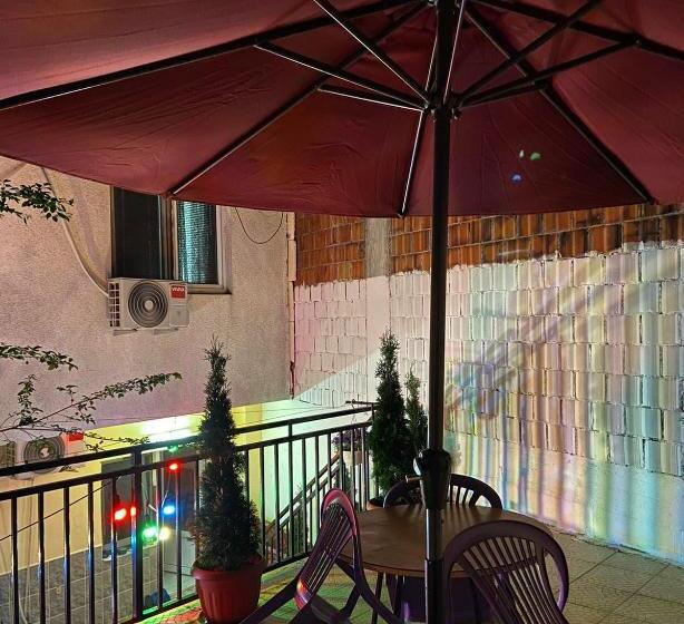 استودیو خانوادگی, Zani Hostel