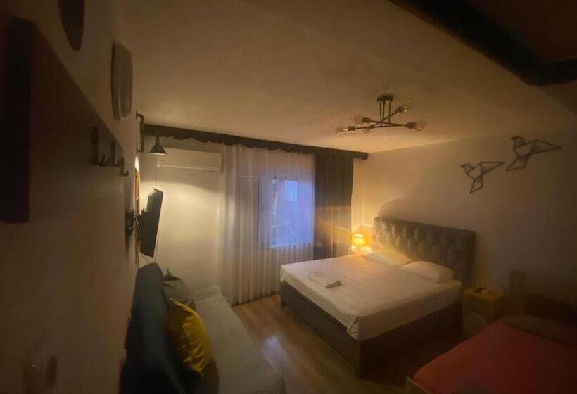 استودیو خانوادگی, Zani Hostel