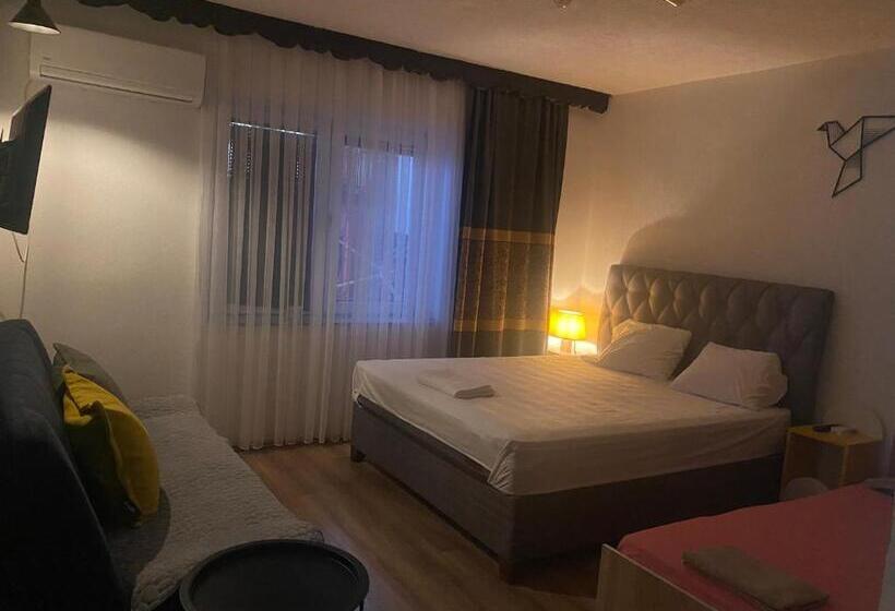 استودیو خانوادگی, Zani Hostel