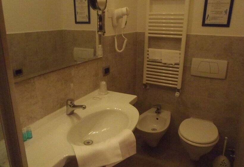 اتاق استاندارد سه نفره, Airone Pisa Hotel Ristorante