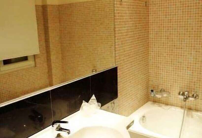 اتاق خانوادگی, Art Hotel Athens