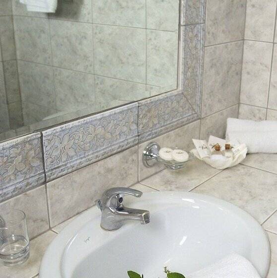 اتاق اجرایی یک تخته, Laodamia