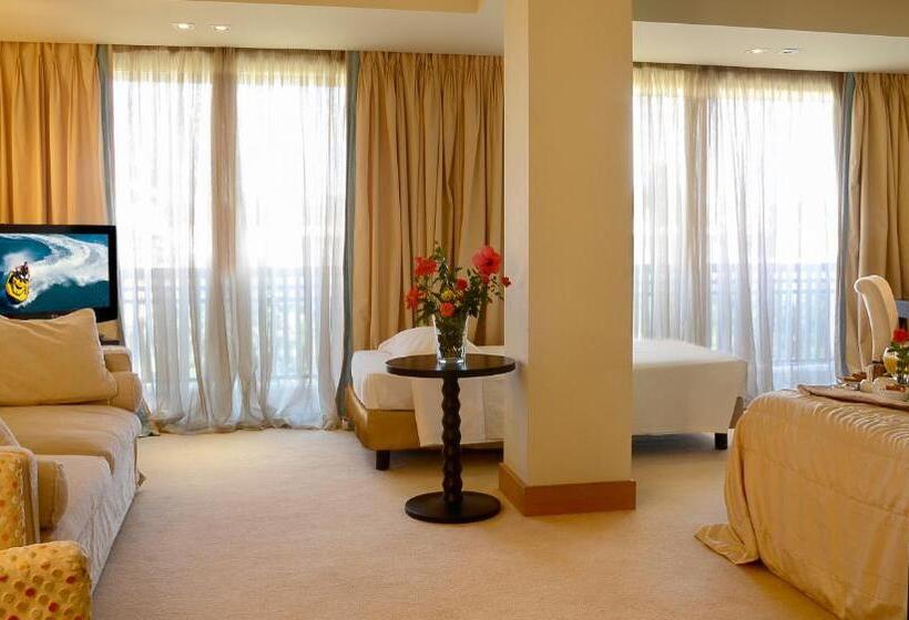 اتاق راحتی سه تخته, Plaza Resort