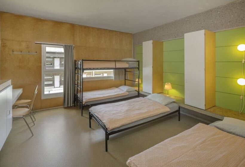 Standaard Vierpersoonskamer met Gedeelde Badkamer, Lausanne Youth Hostel Jeunotel