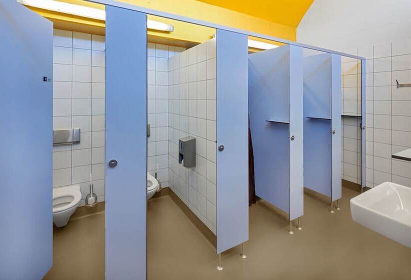 标准四人间共用浴室, Lausanne Youth Hostel Jeunotel