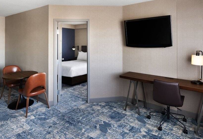 스위트, Four Points By Sheraton Edmonton South