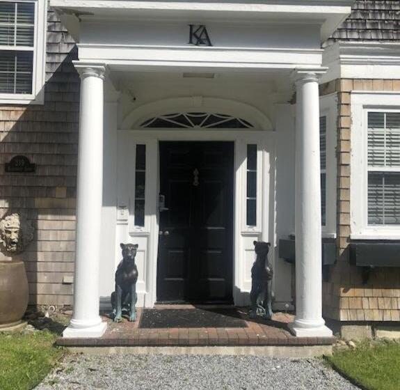 استودیوی لوکس, Kingsbrae Arms Inn