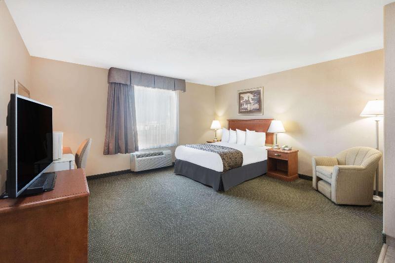 اتاق استاندارد با تخت دو نفره بزرگ, Ramada By Wyndham Clairmont/grande Prairie