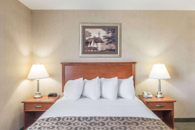اتاق استاندارد با تخت دو نفره بزرگ, Ramada By Wyndham Clairmont/grande Prairie