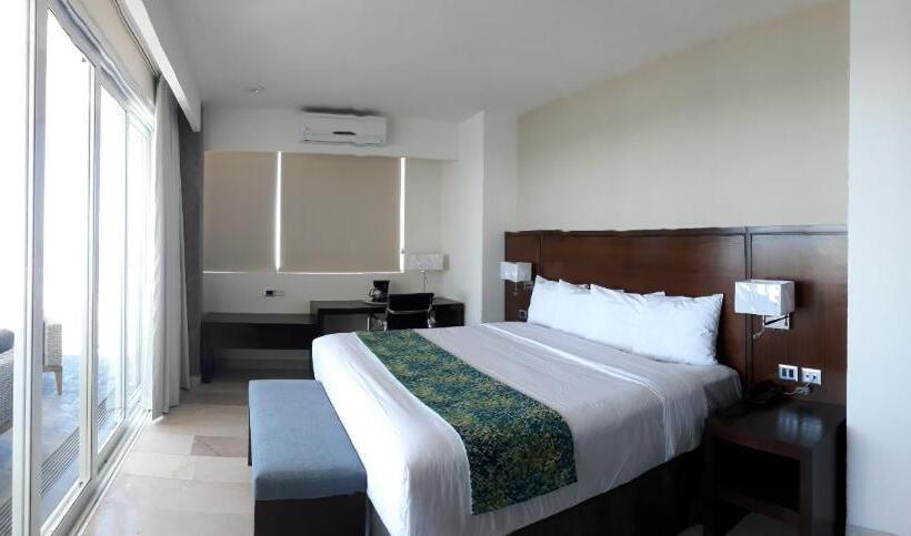 سوییت جونیور, Seven Crown La Paz Malecon