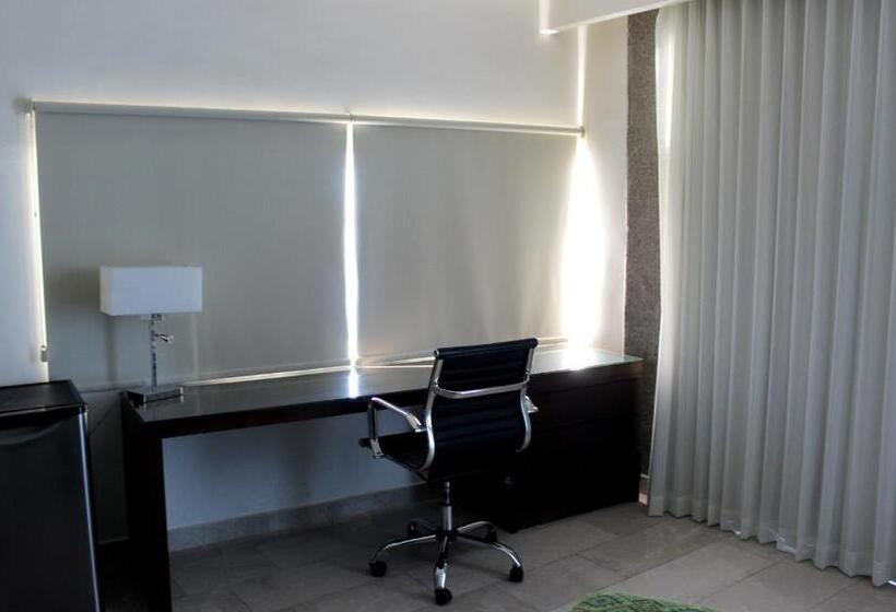 سوئیت مستر, Seven Crown La Paz Malecon