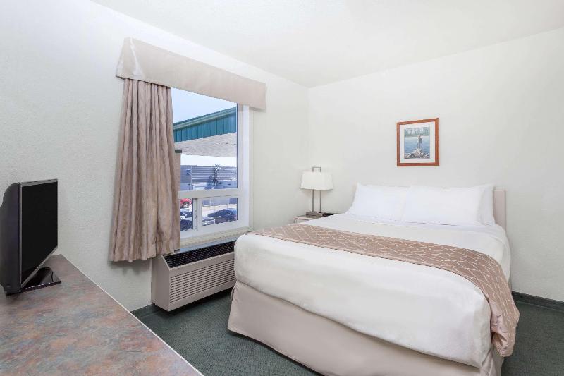 اتاق استاندارد با تخت دو نفره بزرگ, Super 8 By Wyndham Dauphin