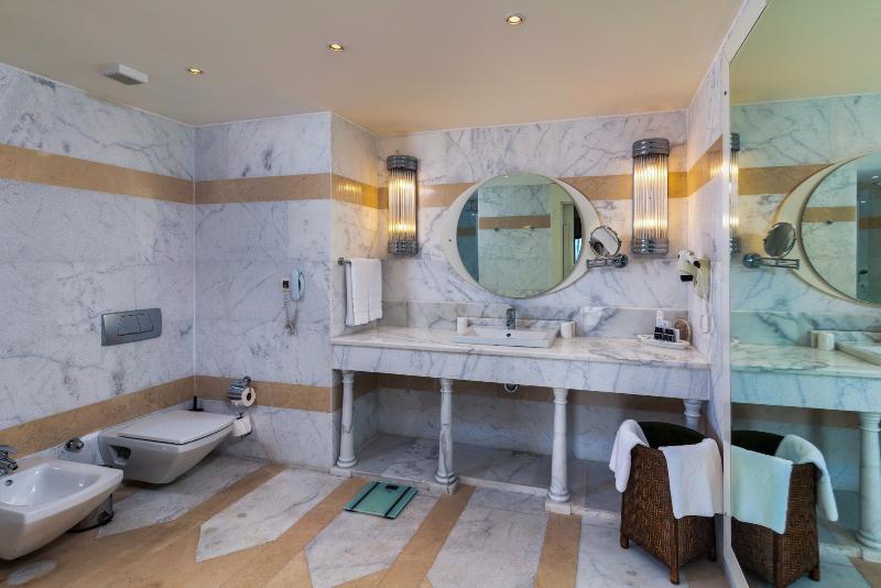 اتاق پریمیوم سه تخته, The Reef Coco Beach